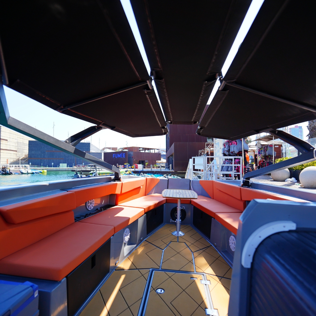 Zona exterior con mesa y asientos del yate privado KAY en Barcelona
