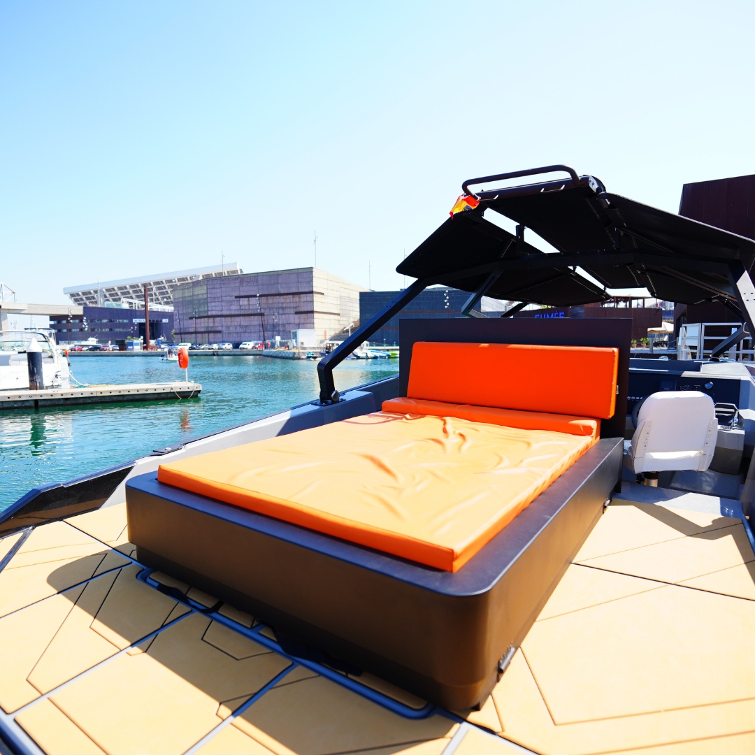 Pasillo interior y zona lounge del yate deportivo KAY en Barcelona