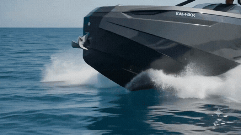 Yate privado KAY navegando por la costa de Barcelona