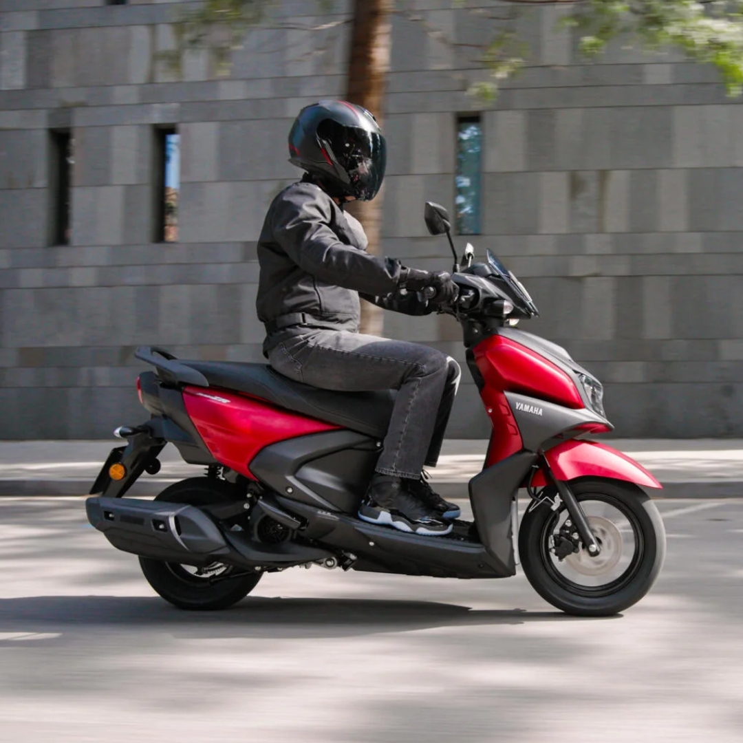 Yamaha RayZR 125cc, un scooter petit et agile, parfait pour Barcelone Yamaha RayZR 125cc, un scooter petit et agile, parfait pour Barcelone